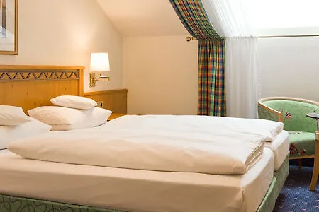 מלון Bauer Und Restaurant 4*